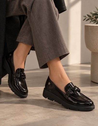 Εικόνα της Γυναικεία loafers λουστρίνι με αγκράφα Μαύρο