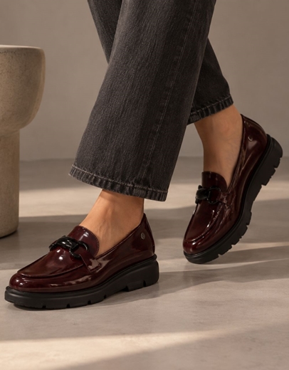 Εικόνα της Γυναικεία loafers λουστρίνι με αγκράφα Μπορντώ