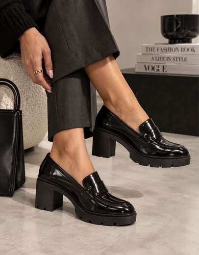 Εικόνα της Loafers λουστρίνι Ελληνικής Κατασκευής με χαμηλό τακούνι Μαύρο