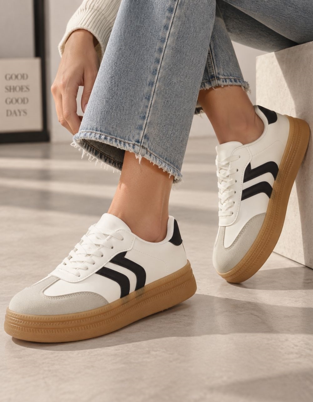 Εικόνα από Sneakers δίσολα με γραμμικό σχέδιο στο πλάι Λευκό