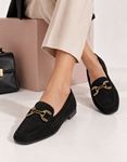 Εικόνα από Flat μονόχρωμα loafers με μεταλλική αγκράφα Μαύρο