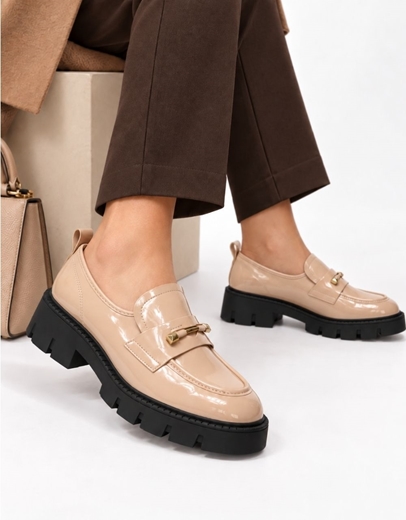 Εικόνα της Loafers λουστρίνι με μεταλλική λεπτομέρεια Μπεζ