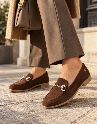 Εικόνα της Δερμάτινα loafers Ελληνικής κατασκευής με αγκάφα strass Καφέ