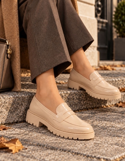 Εικόνα της Basic μονόχρωμα loafers Ελληνικής Κατασκευής με τρακτερωτή σόλα Nude